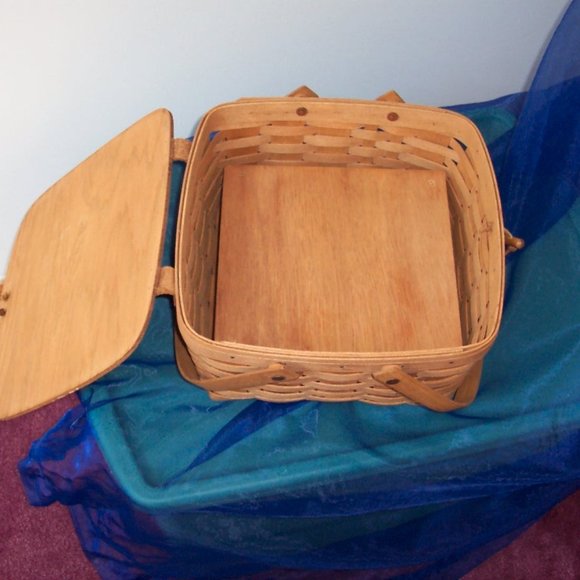 Longaberger Picnic Basket - Picture 3 of 6